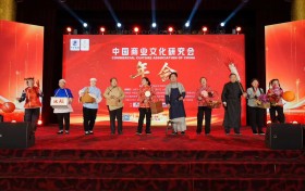 郑光荣团队受邀献艺：传统吆喝叫卖响彻商业文化年会